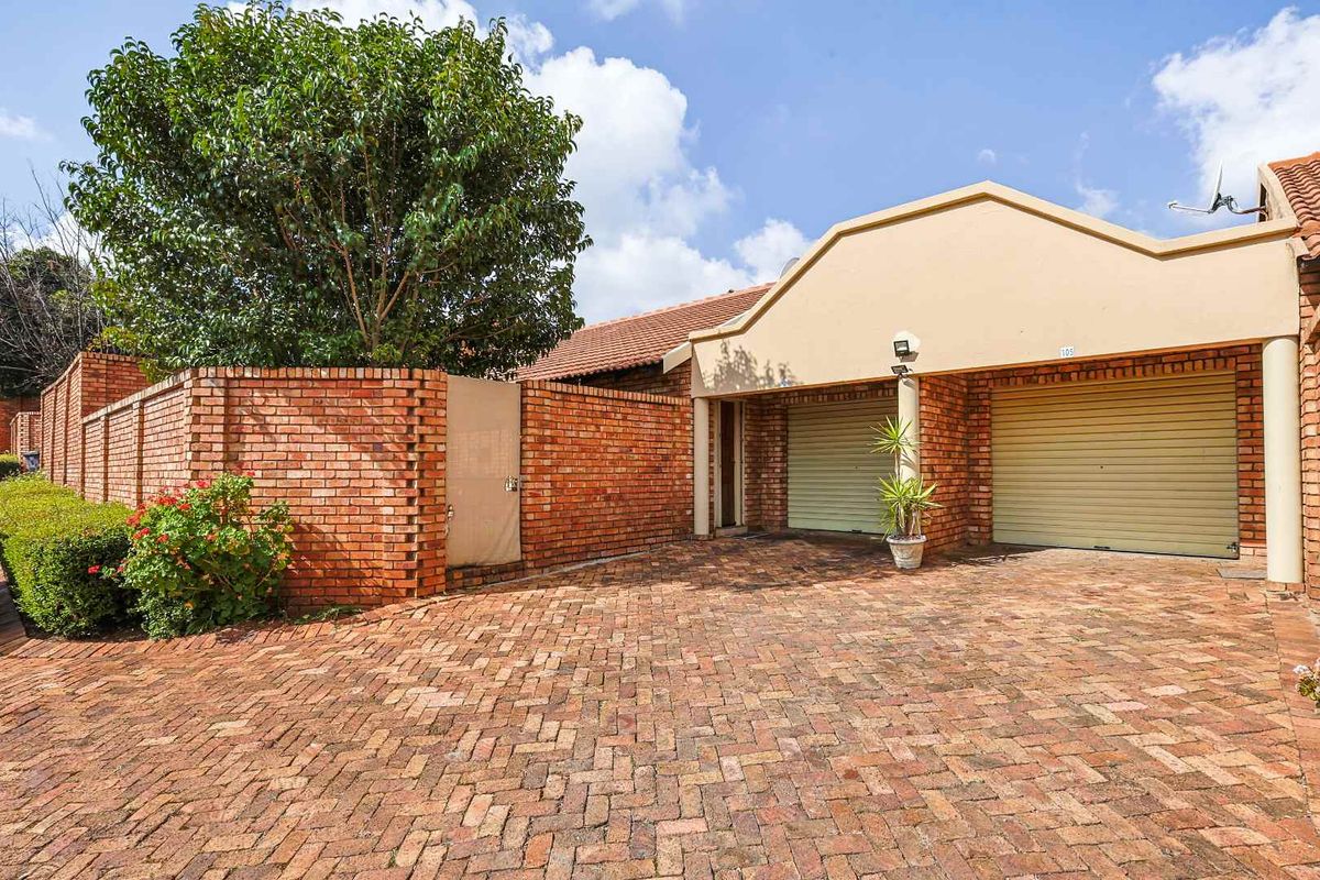 Picturesque 2-Bedroom Townhouse with Private Garden in Secure Lee Park Complex - Photo 3