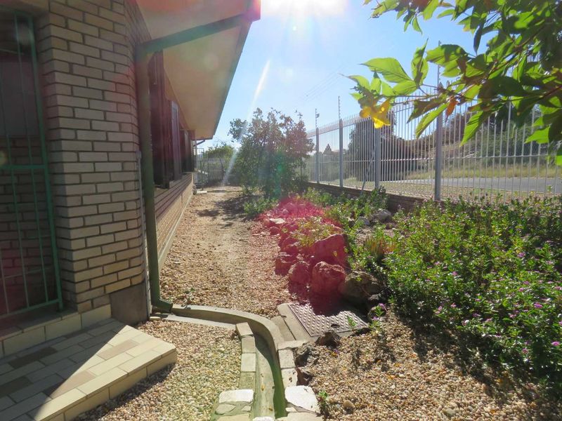 Spacious 4-Bed Home with Pool, Double Garage & Solar Power - Photo 5