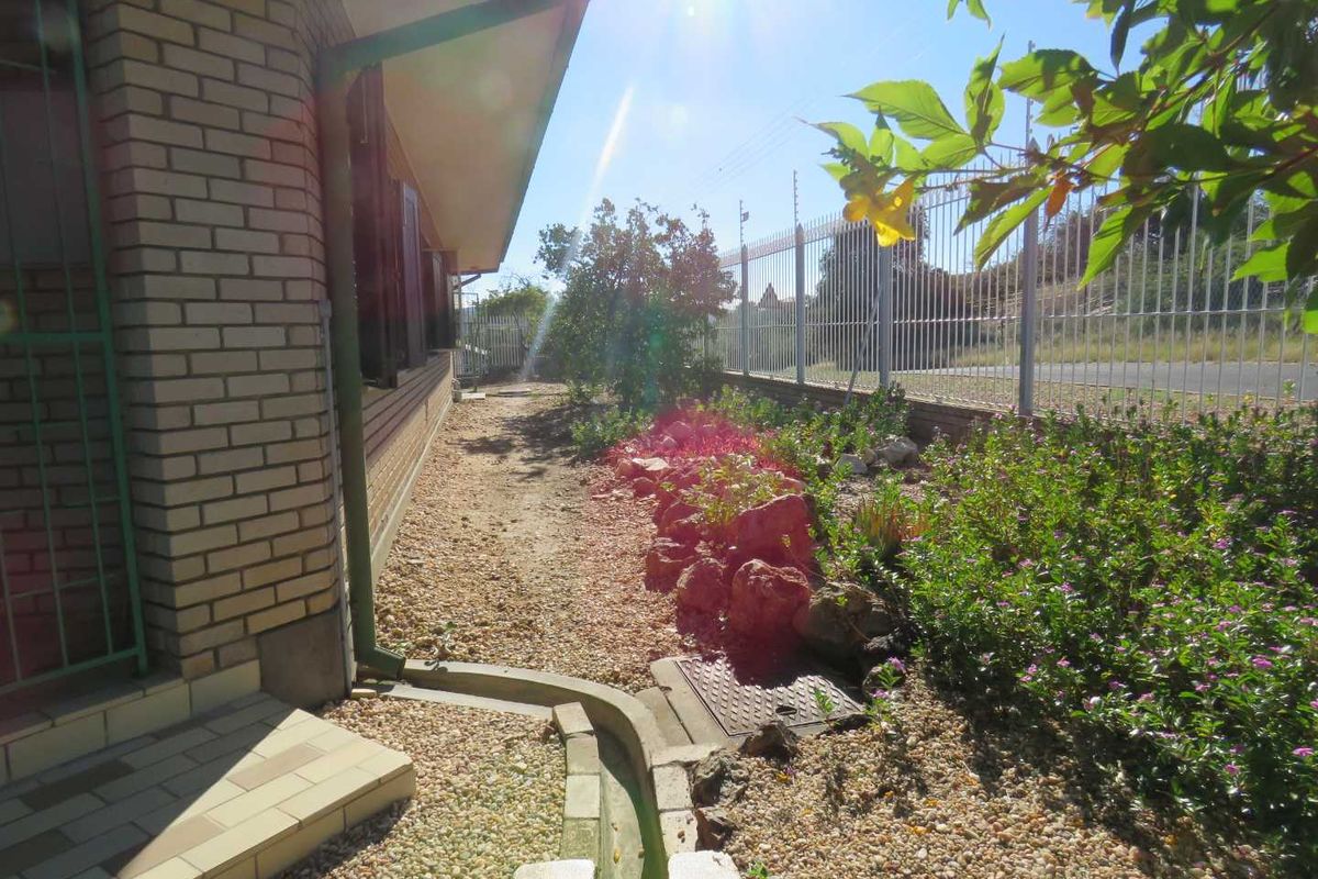 Spacious 4-Bed Home with Pool, Double Garage & Solar Power - Photo 5