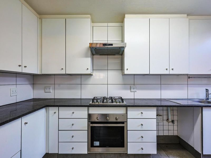 Gourmet Living - Modern Open-Plan Home in a Prestigious Suburb - Photo 8