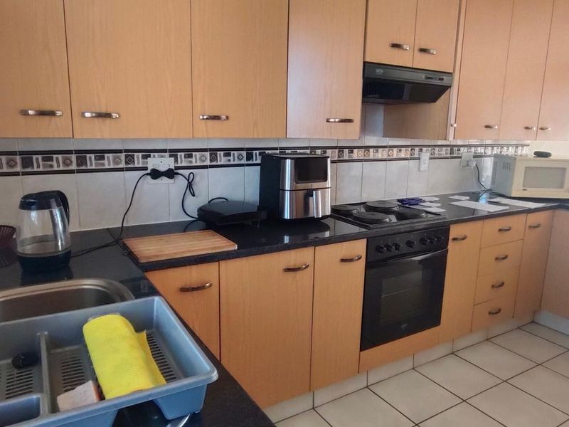 Cozy 2 Bedroom Townhouse - Perfect for 1st time Home buyer - Photo 2