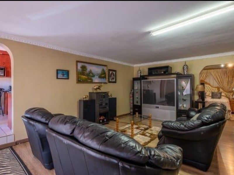 4 Bedroom House for Sale in Winchester Hills Johannesburg South - Photo 4