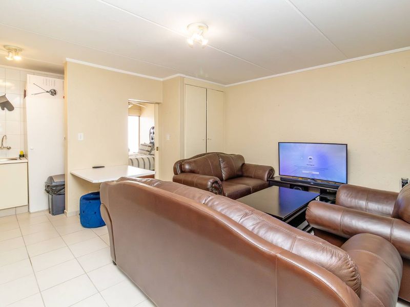 Smart Investment: Neat 1-Bedroom Apartment! - Photo 2