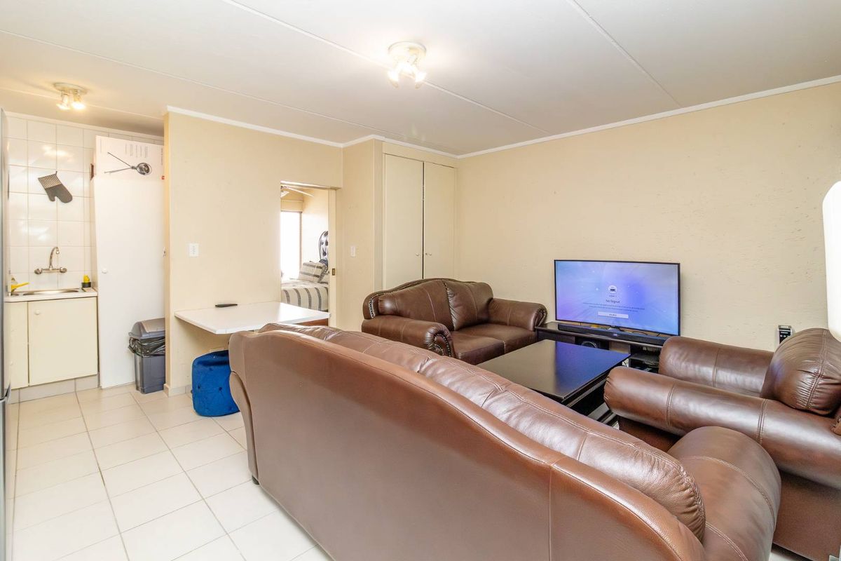 Smart Investment: Neat 1-Bedroom Apartment! - Photo 2