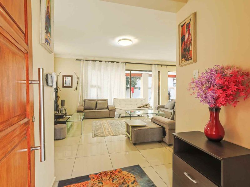 3 Bedroom Family Home with Pool & Covered Patio - Photo 3