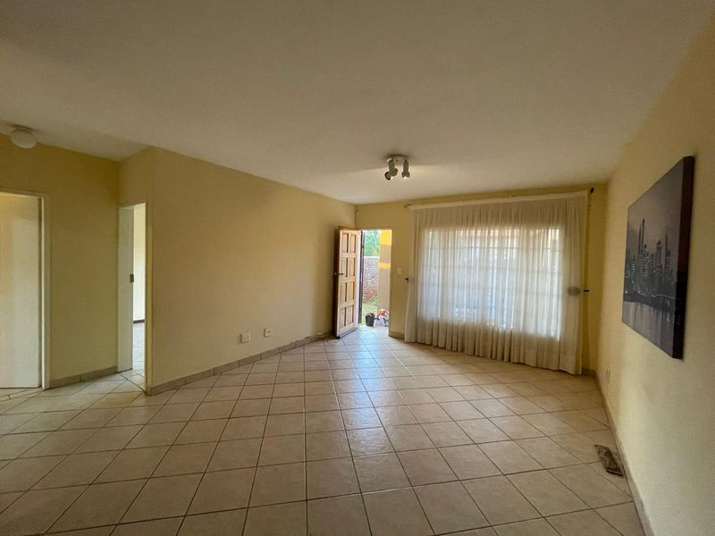 Charming 2 Bedroom Apartment with Garden Oasis - Photo 4