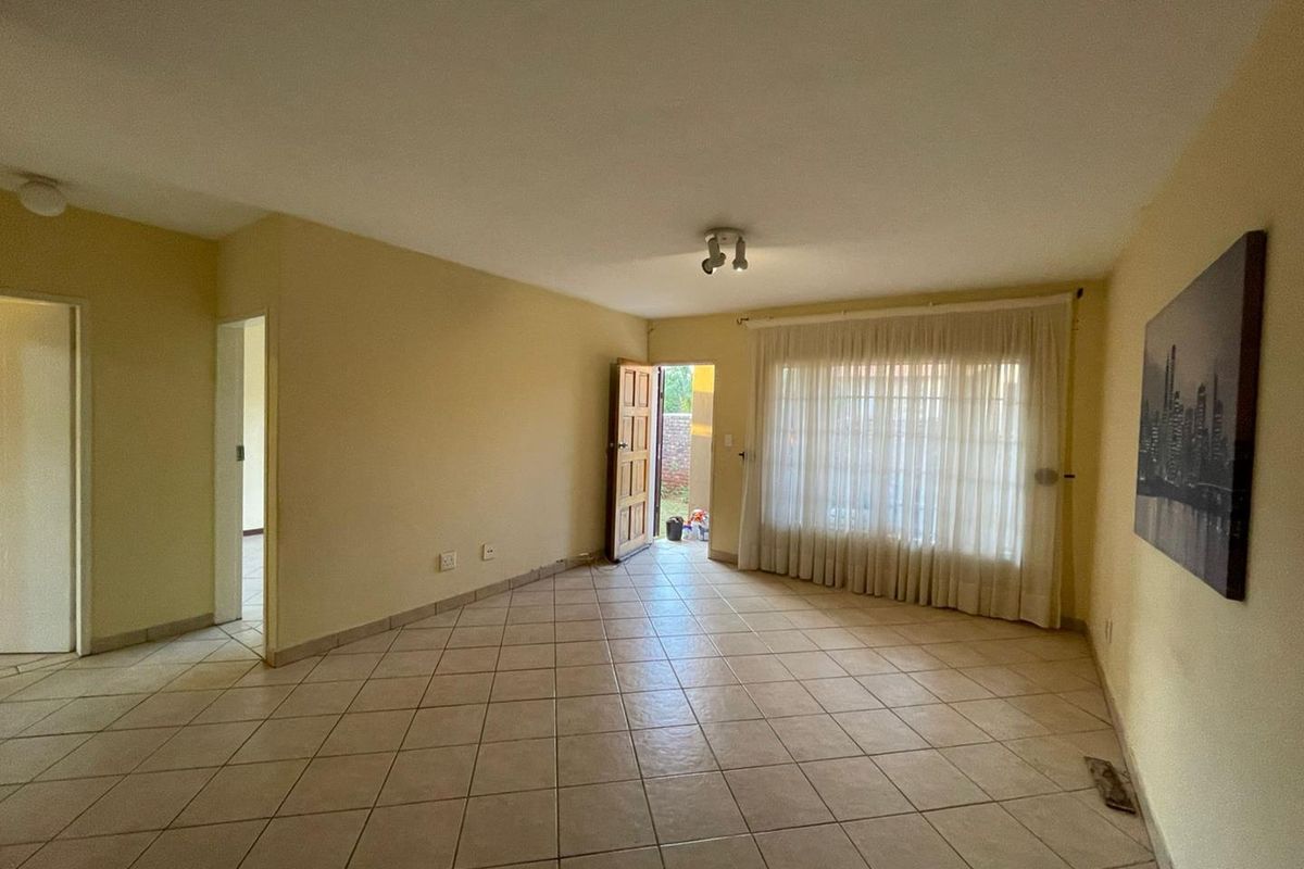 Charming 2 Bedroom Apartment with Garden Oasis - Photo 4