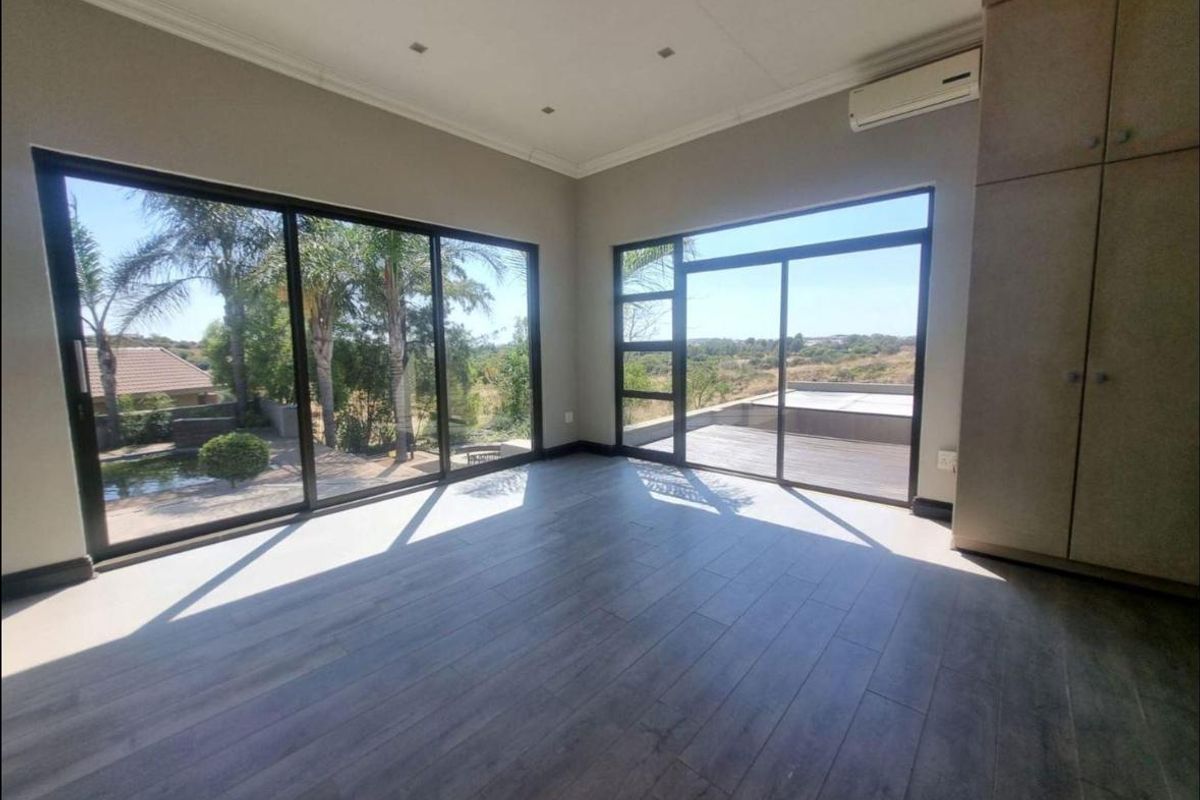 Luxurious four Bedroom House with Breathtaking Views - Photo 5