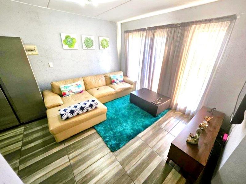 Perfect two bedroom townhouse in Klippoortje - Photo 7