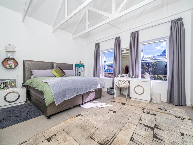 Modern & Secure 3 Bedroom Home - Photo 10