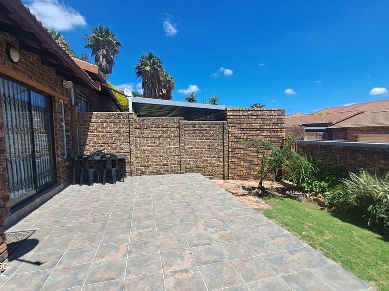 Well located 3 Bedroom/2 Bathroom simplex unit - Photo 2