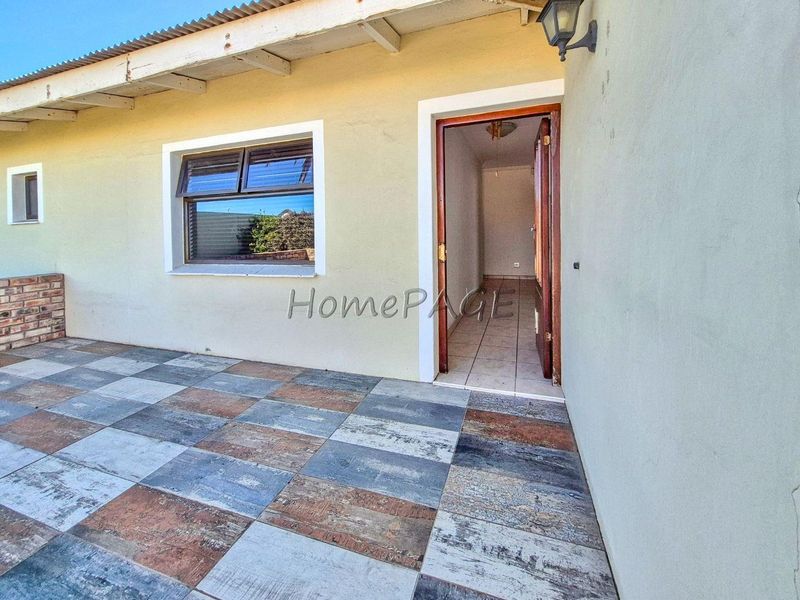 Meersig, Walvis Bay:  Attractive VERY NEAT 5 Bedr home with Flat is for Sale - Photo 4