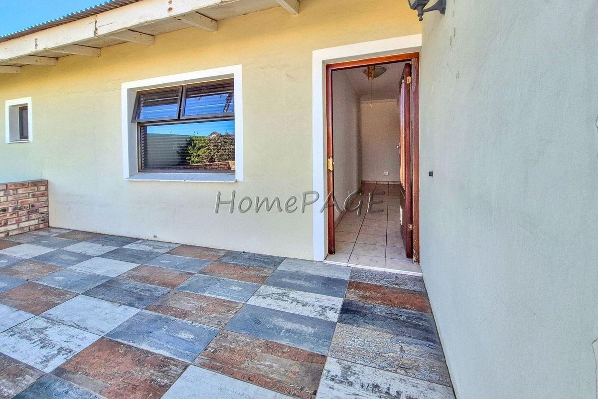 Meersig, Walvis Bay:  Attractive VERY NEAT 5 Bedr home with Flat is for Sale - Photo 4