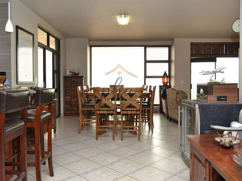 For Sale: Luxurious Beachfront Home with four bedrooms in Swakopmund - Photo 6