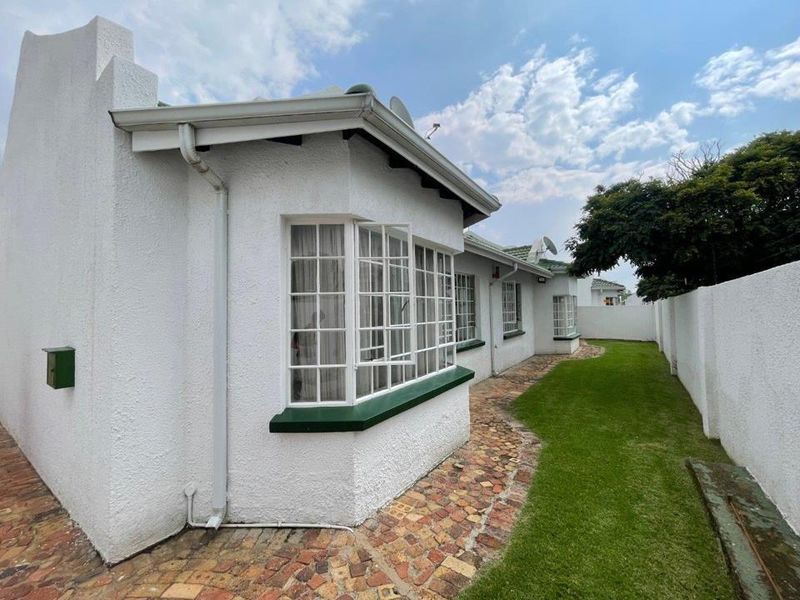 Modern Elegance Meets Comfortable Family Living - Photo 4