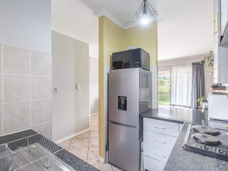 Charming Simplex Living with Endless Potential, perfect for young professionals SORRY NO PETS ALLOWED - Photo 10