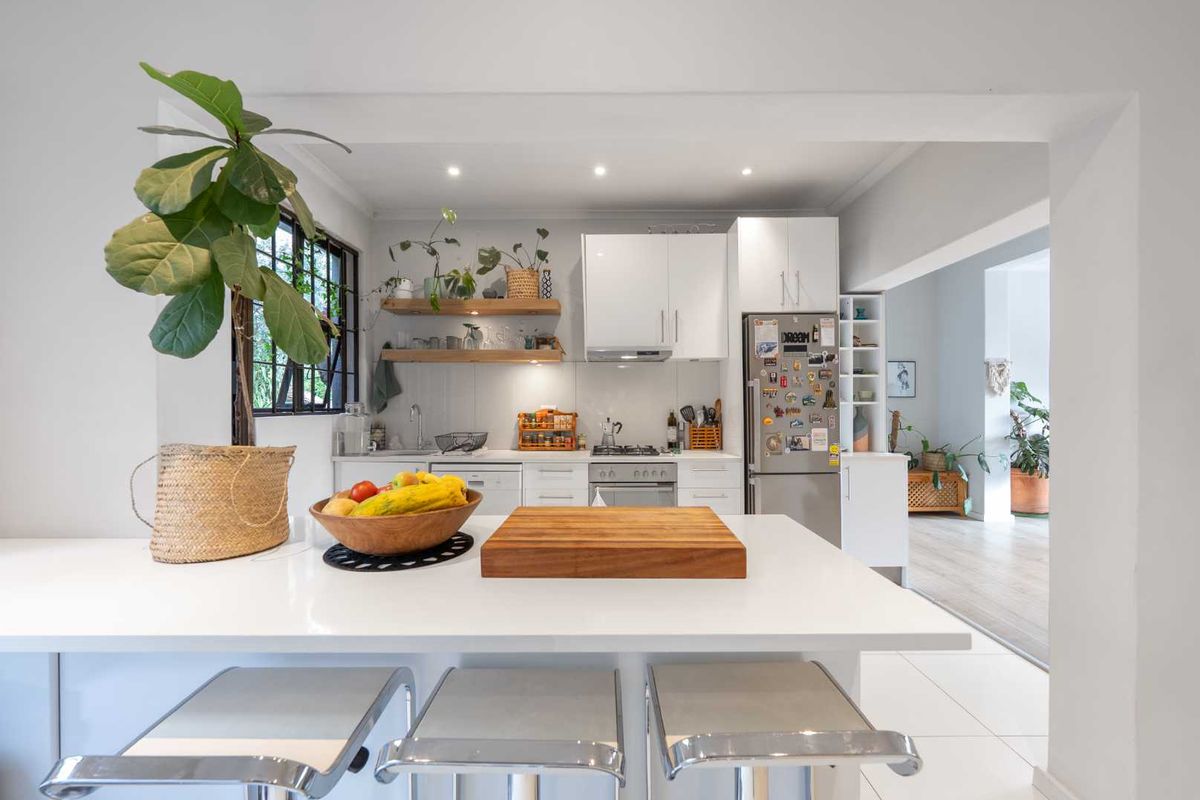 Secure Vredehoek Gem with Views, Garden & Separate Flatlet - Photo 4