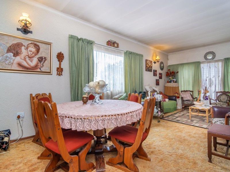 Expansive living, perfect for family and friends. - Photo 3