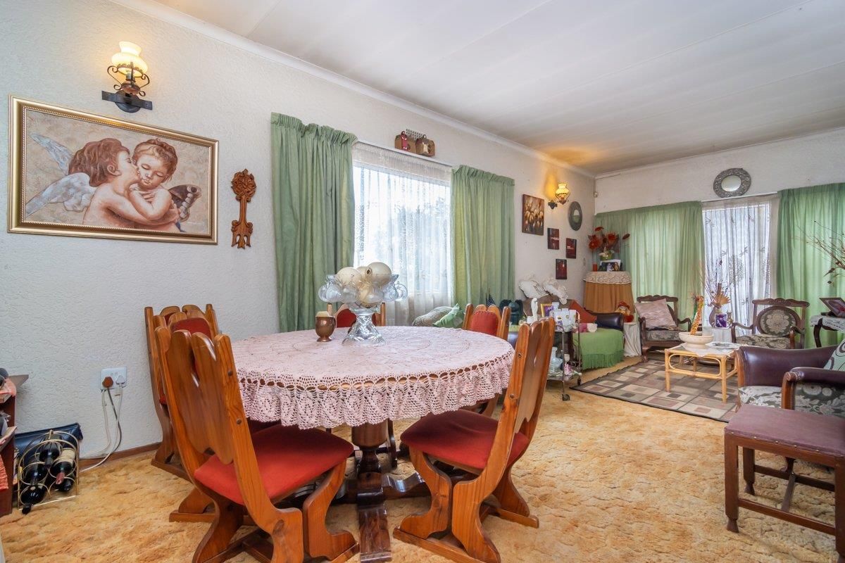 Expansive living, perfect for family and friends. - Photo 3