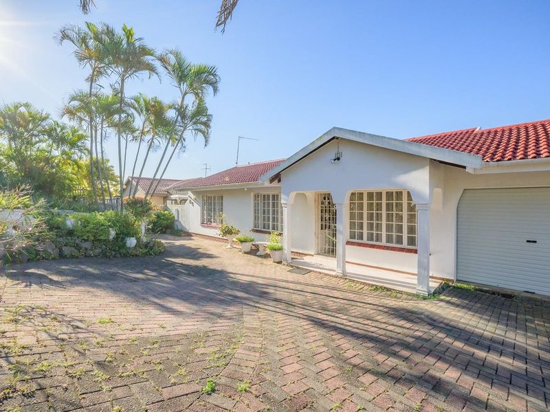 Spacious &amp; Secure Family Home in Shallcross with a View! - Photo 2