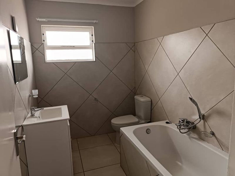 Newly Renovated Family Home - Photo 8