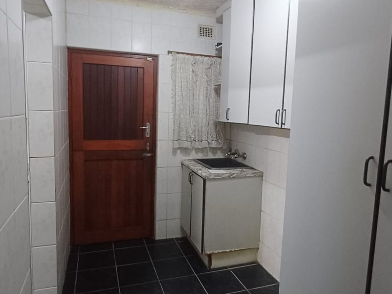 This cozy 3-bedroom home is perfectly located close to Veld en Vlei Primary School - Photo 3