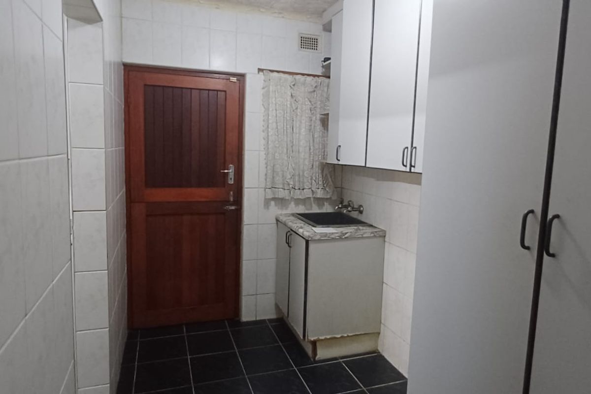 This cozy 3-bedroom home is perfectly located close to Veld en Vlei Primary School - Photo 3