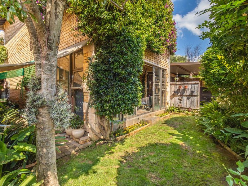 Stunning Duplex in sought after Honeydew Manor - Where space and style connect – - Photo 2