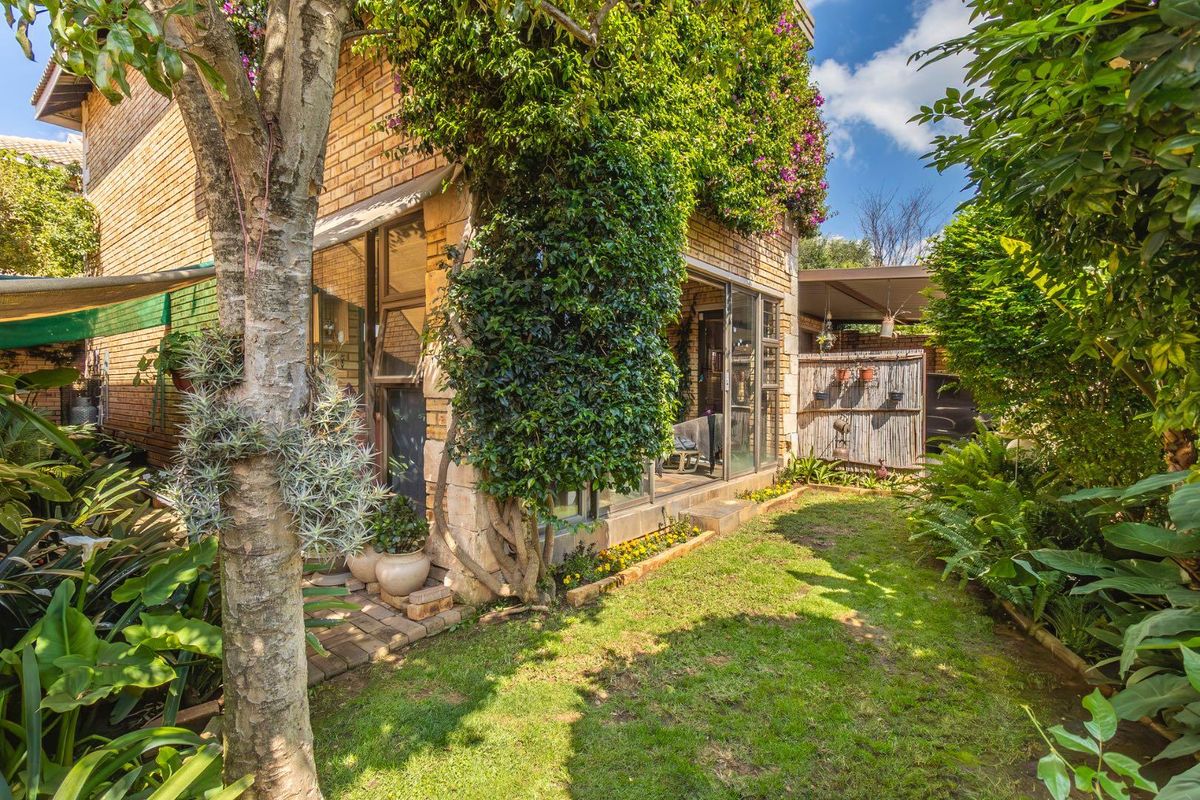 Stunning Duplex in sought after Honeydew Manor - Where space and style connect – - Photo 2