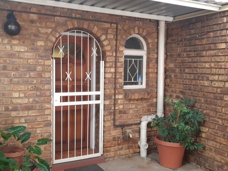 Investment Opportunity - Secure townhouse in lovely Clubville - Photo 3