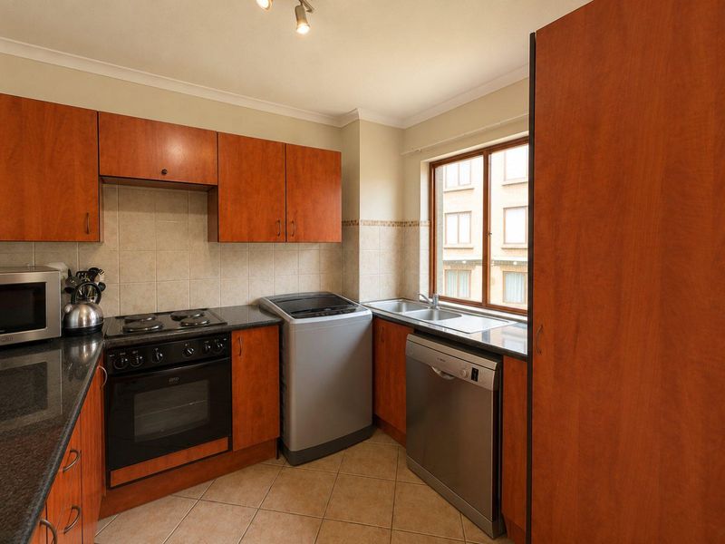 Modern 2-Bedroom Apartment with Dual En-Suite Bathrooms, Walk-In Closets, Private Balcony & Communal Pool - Photo 4