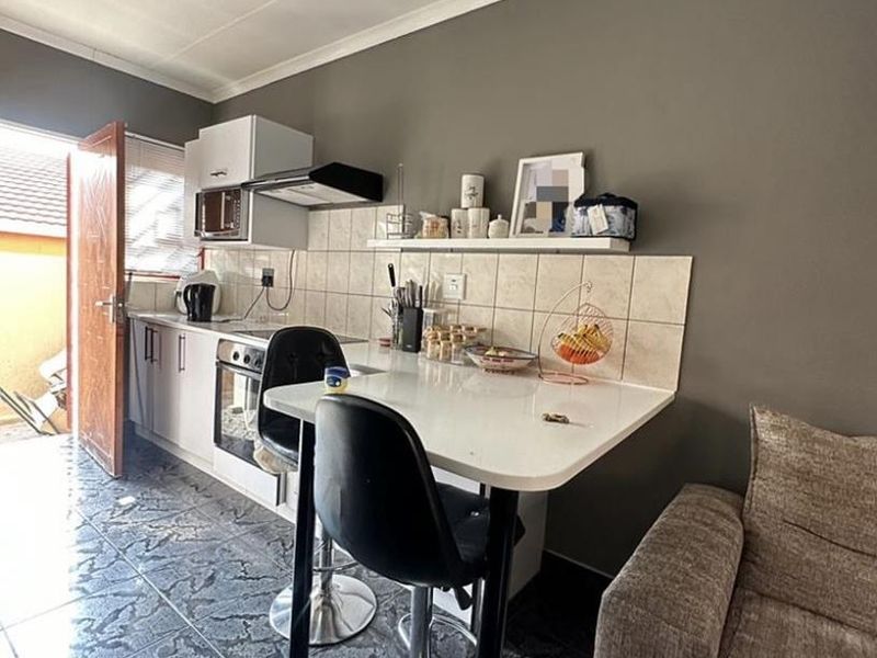 2 Bedroom Flat for Sale - Photo 3