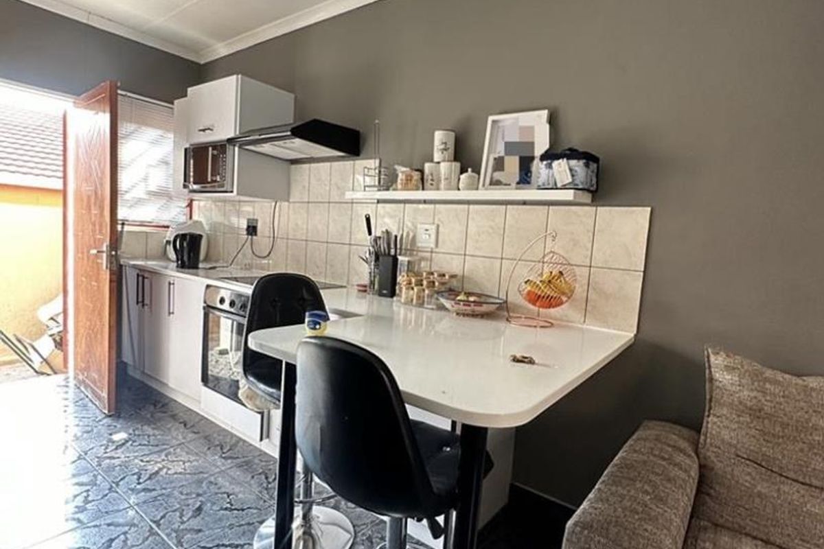 2 Bedroom Flat for Sale - Photo 3