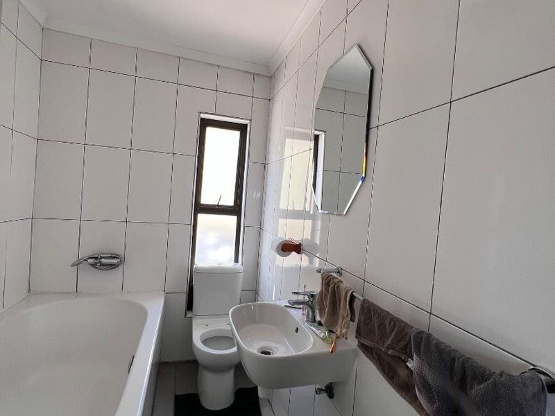 3 Bedroom Townhouse for Sale in Shetu Estate, Otjomuise Ext 4 - Photo 9