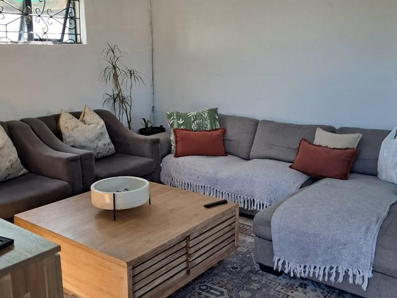Charming 3-Bedroom House - Photo 10