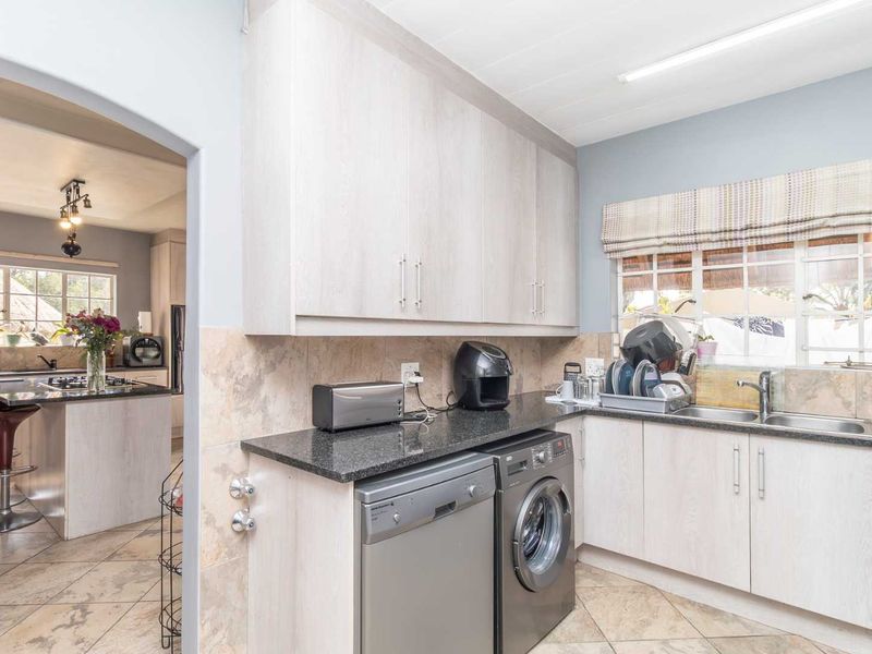 Large 3 bedroom Family Home with Flatlet, Study/Office & Pool on a 1,390m2 Stand in Boskruin. - Photo 5