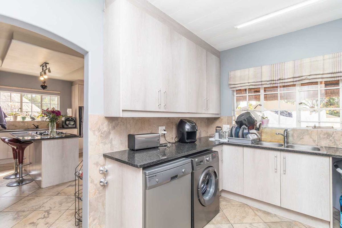 Large 3 bedroom Family Home with Flatlet, Study/Office & Pool on a 1,390m2 Stand in Boskruin. - Photo 5