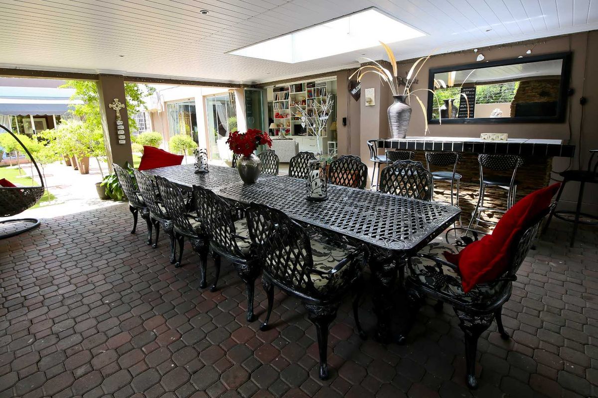 Immaculate family home in quiet neighbourhood - 4 Bedrooms - Photo 3