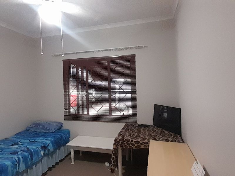 This charming semi-attached house can be yours! - Photo 6