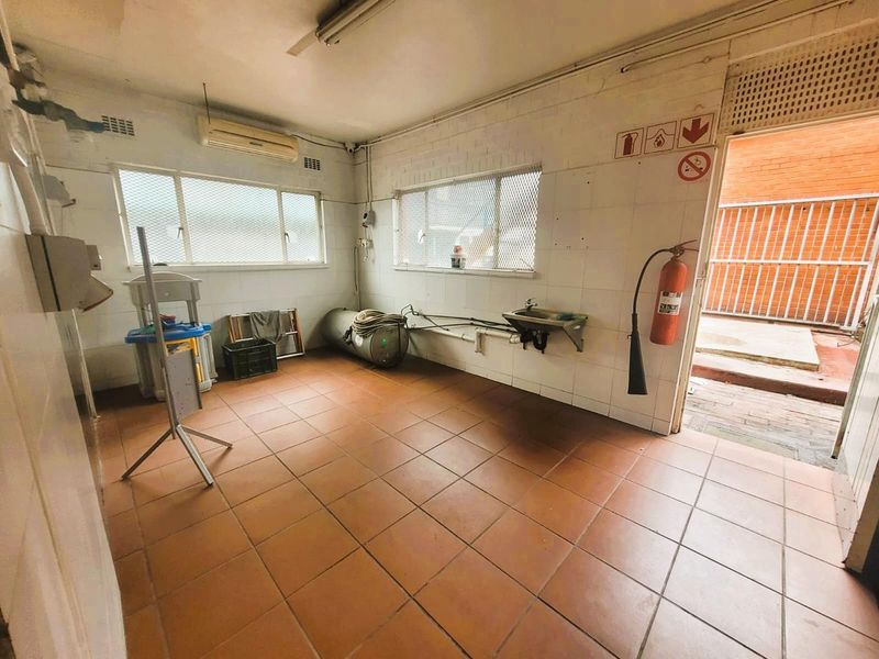 **Versatile Commercial Property -400m2 Warehouse For Sale in Umbilo** - Photo 8