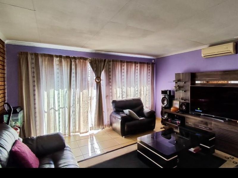 Simplex Townhouse for sale - Photo 3