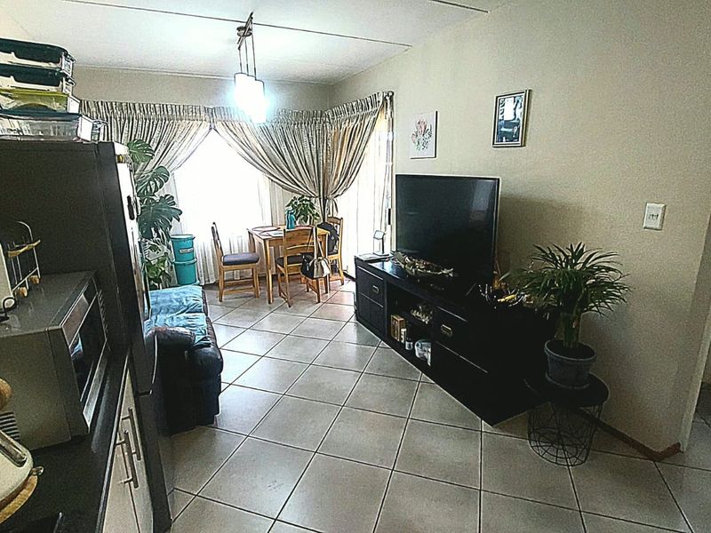 Secure 2-Bedroom Ground Floor Unit with Patio ! - Photo 7