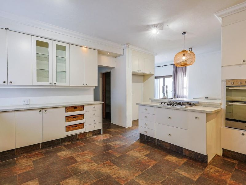 Stunning 5-Bedroom Family Home to Rent in Silver Lakes Golf Estate - Photo 10