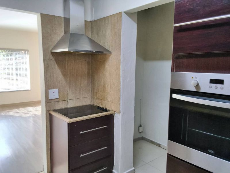 Spacious 3 Bedroom Duplex to rent in Bryanston West - Photo 4