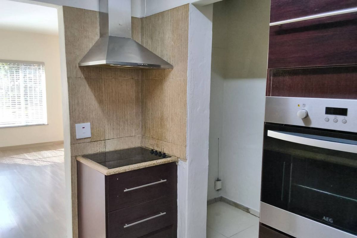 Spacious 3 Bedroom Duplex to rent in Bryanston West - Photo 4