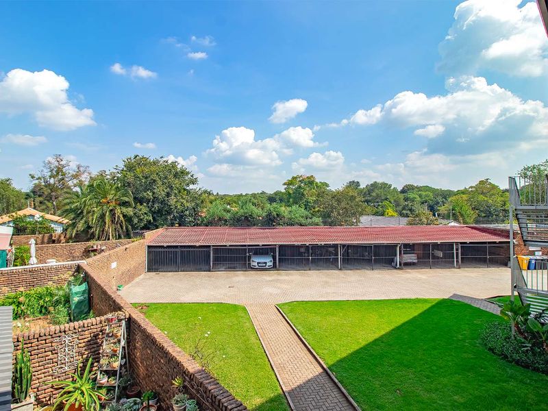 Second Floor Apartment in a Great location. - Photo 2