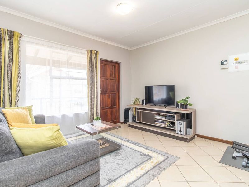 Move-In Ready: 2-Bed apartment with Private Balcony to rent in Honeypark - Photo 3