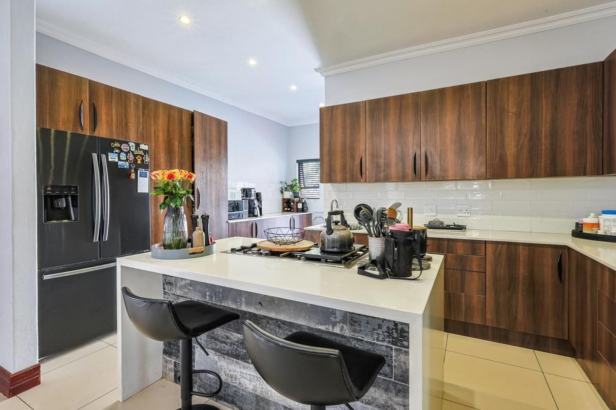 Charming Family Home: Newly Renovated 3-Bedroom - Photo 5