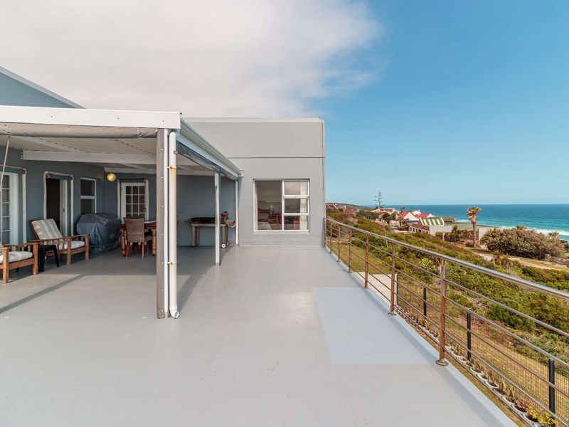 Beachview, Port Elizabeth — Uninterrupted Sea Views | Spacious Off-Grid 4-Bedroom Coastal Home - Photo 9