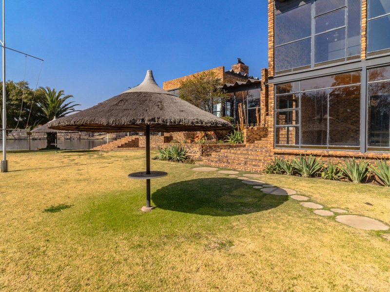 Magnificent 8.5 Hectare Riverfront Estate with Two Homes on the Vaal River – Marlbank - Photo 7